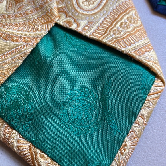 Tommy Hilfiger 3.5” X 60” gold paisley dual pattern necktie tie 100% silk - Picture 6 of 8